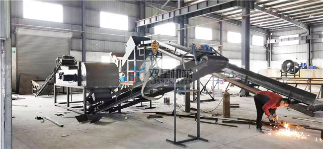 <a href='http://www.absharbe.com/feilv/1660.html' target='_blank'><span>斷橋鋁破碎機(jī)</span></a>生產(chǎn)線