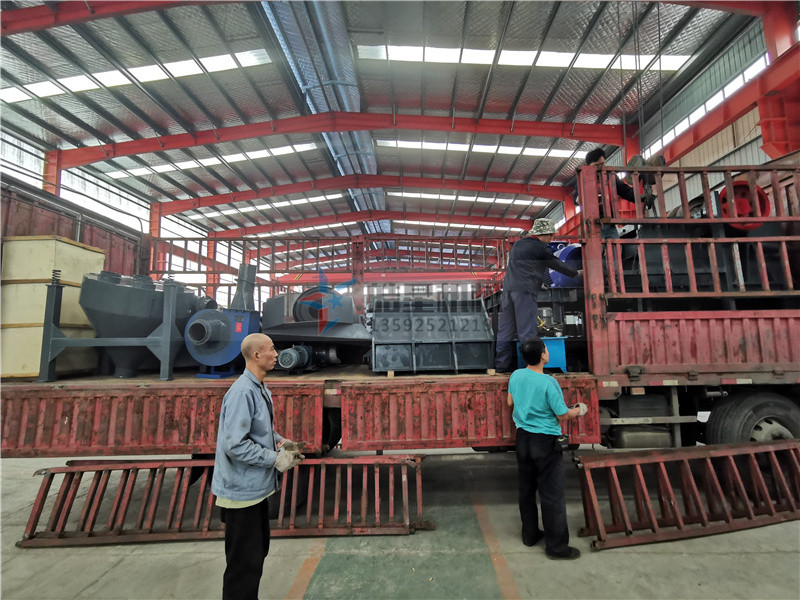 1300型<a href='http://www.absharbe.com/psxl/1279.html' target='_blank'><span>廢鋁破碎</span></a>機(jī)裝車發(fā)貨