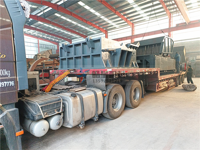 1800型<a href='http://www.absharbe.com' target='_blank'><span>鋁合金破碎機(jī)</span></a>設(shè)備裝車(chē)發(fā)貨